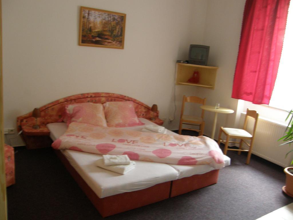 Hotel Filip Ceske Budejovice Oda fotoğraf