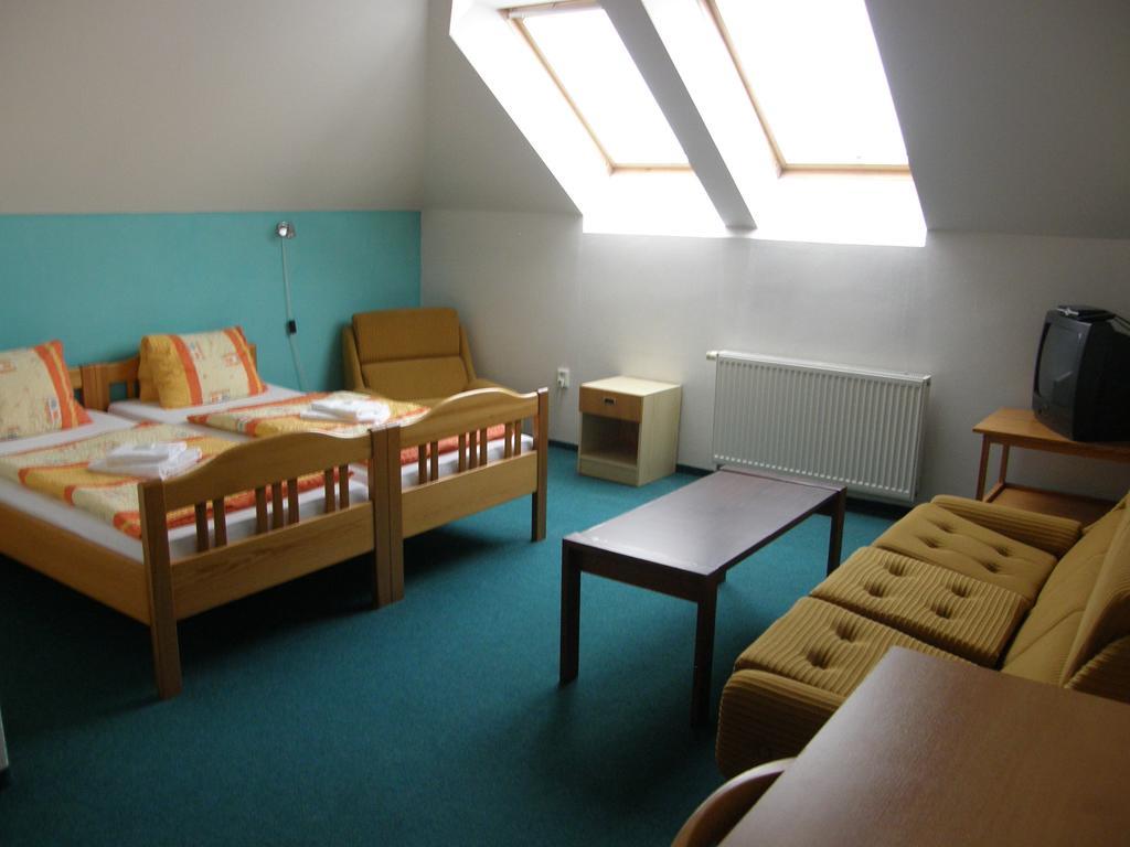 Hotel Filip Ceske Budejovice Oda fotoğraf