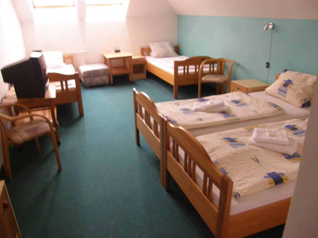 Hotel Filip Ceske Budejovice Oda fotoğraf